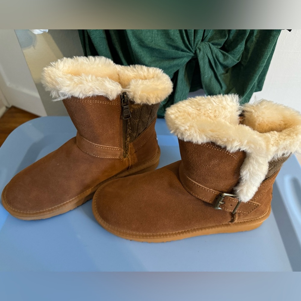 Lamo fur boots size 8 NWT. Super soft and cozy.